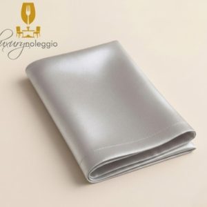 TOVAGLIOLO-50X50-RASO-GRIGIO-PERLA-LUXURYNOLEGGIO